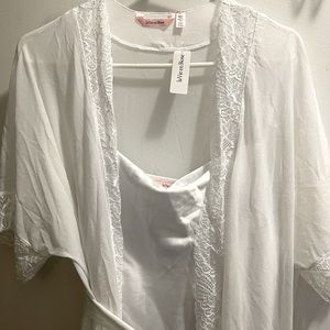 Selling white bridal robe (knee length) brand new with tags size S/M